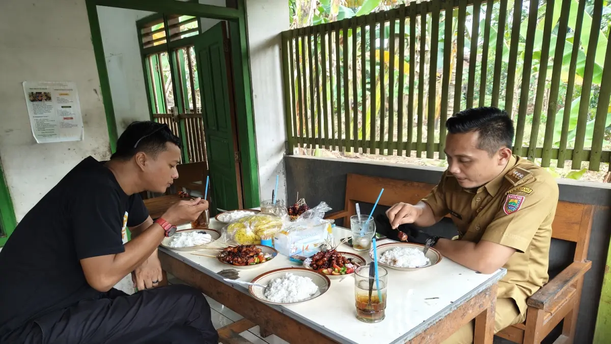 SANTAP SATE : Pengunjung saat menyantap sate ekstrem di Kecamatan Subah, Kabupaten Batang. (RIYAN FADLI/JAWA POS METRO PEKALONGAN) 