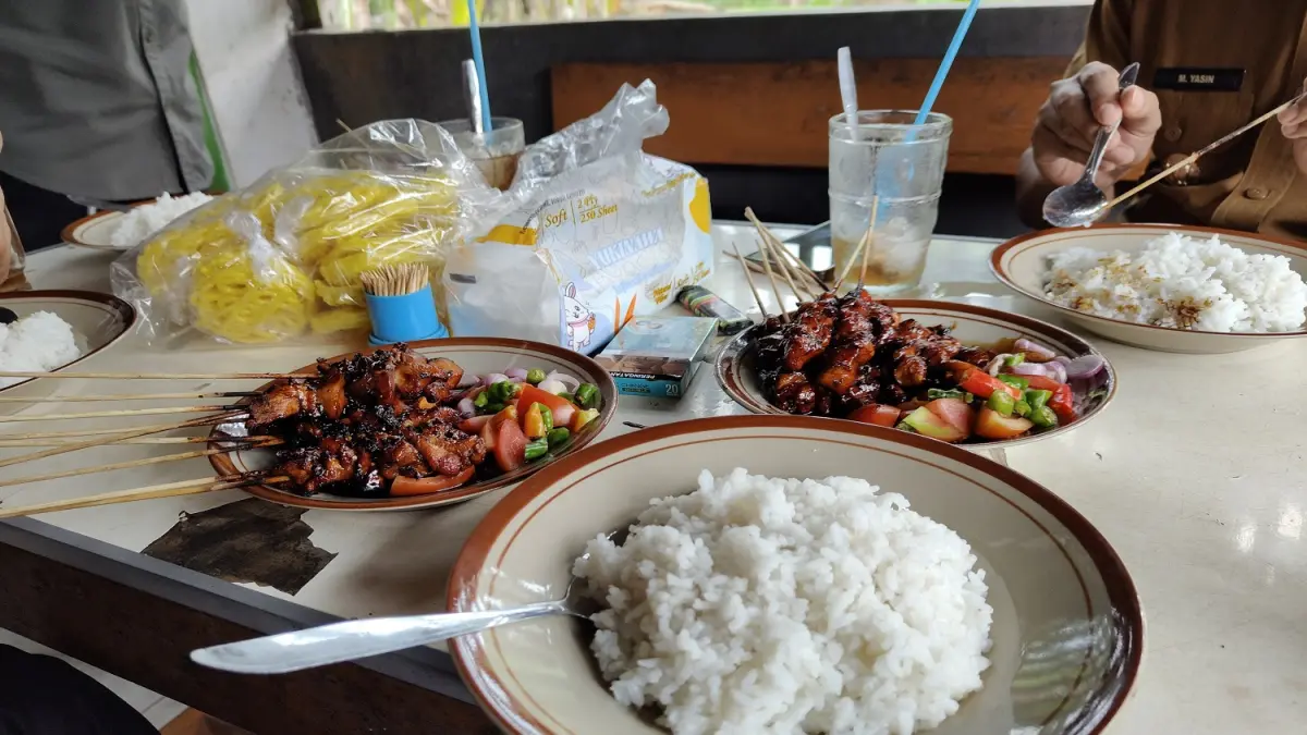 TIDAK AMIS : Menu sate biawak yang dipesan pelanggan. (RIYAN FADLI/JAWA POS METRO PEKALONGAN)
