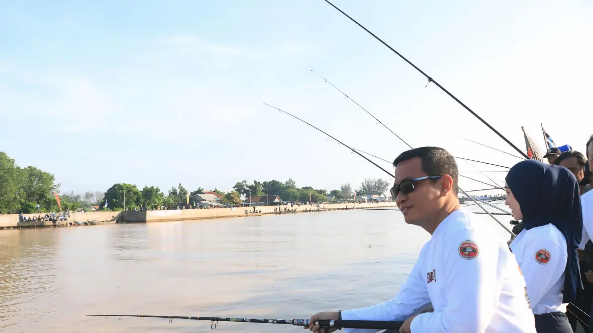 BERBURU BARUMUDI: Wali Kota Pekalongan HA Afzan Arslan Djunaid dan istrinya ikut memancing di Pantai Slamaran, Minggu 5 April 2026. (DOK, PEMKOT PEKALONGAN)