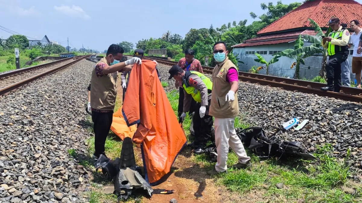 KECELAKAAN : Petugas saat mengevakuasi korban tewas tersambar KA di perlintasan KA berpalang pintu Pos 95, Jalan Gabus, Desa Kasepuhan, Kecamatan Batang, Kamis lalu 2 April 2026. (DOKUMEN POLRES BATANG)