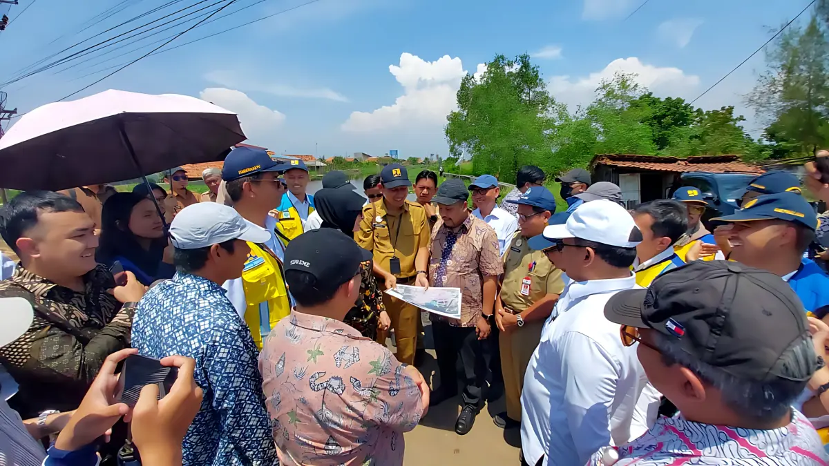 KUNJUNGAN LAPANGAN : Tim Kementerian PPN/Bappenas melakukan peninjauan ulang Sungai Meduri Pekalongan untuk cek penanganan banjir rob, Senin 6 April 2026. (LUTFI HANAFI/JAWA POS METRO PEKALONGAN)