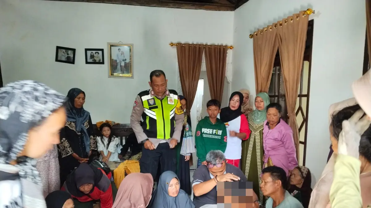 MISTERIUS: Solihin dibawa ke rumah usai hilang misterius lalu ditemukan di desa berbeda dalam kondisi lemas, linglung, dan tanpa busana. (DOK. POLRES PEKALONGAN)