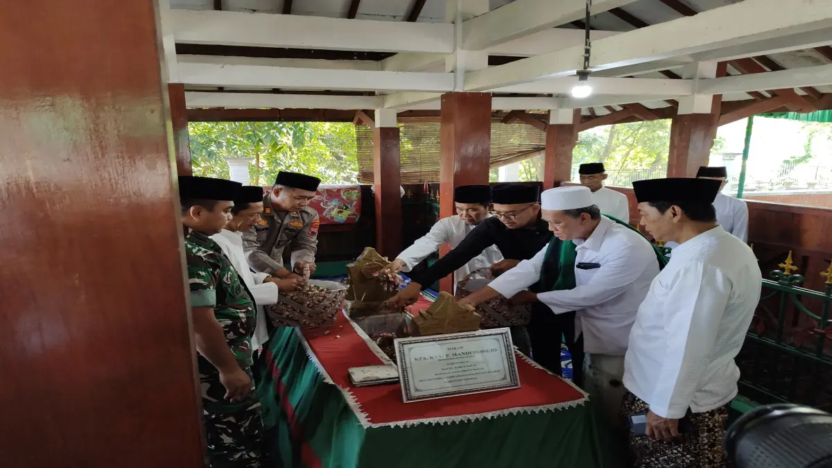 NYEKAR : Bupati Batang M Faiz Kurniawan bersama unsur Forkompinda saat nyekar di makam Bupati Batang pertama. (RIYAN FADLI/JAWA POS METRO PEKALONGAN)