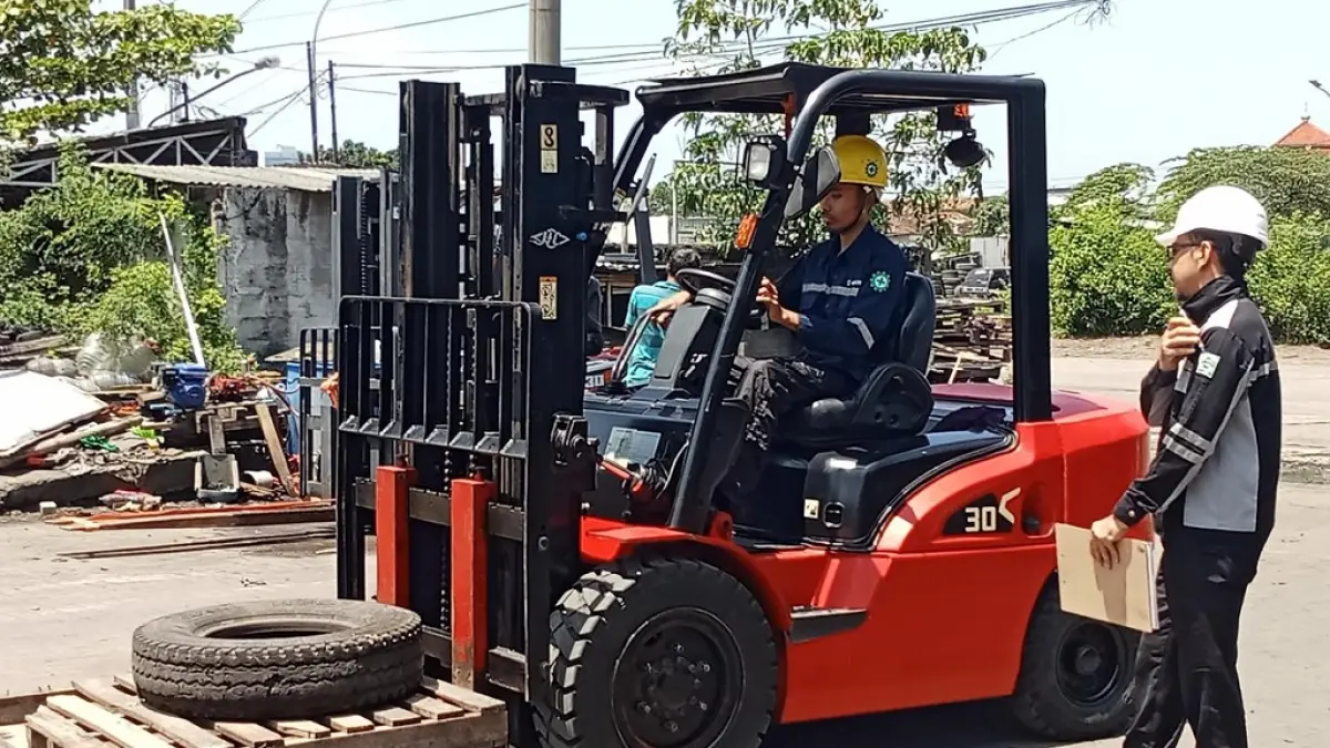 PELATIHAN : Salah satu peserta mengikuti pelatihan operator forklift di halaman Disnaker Batang. (DOK. DISNAKER BATANG)