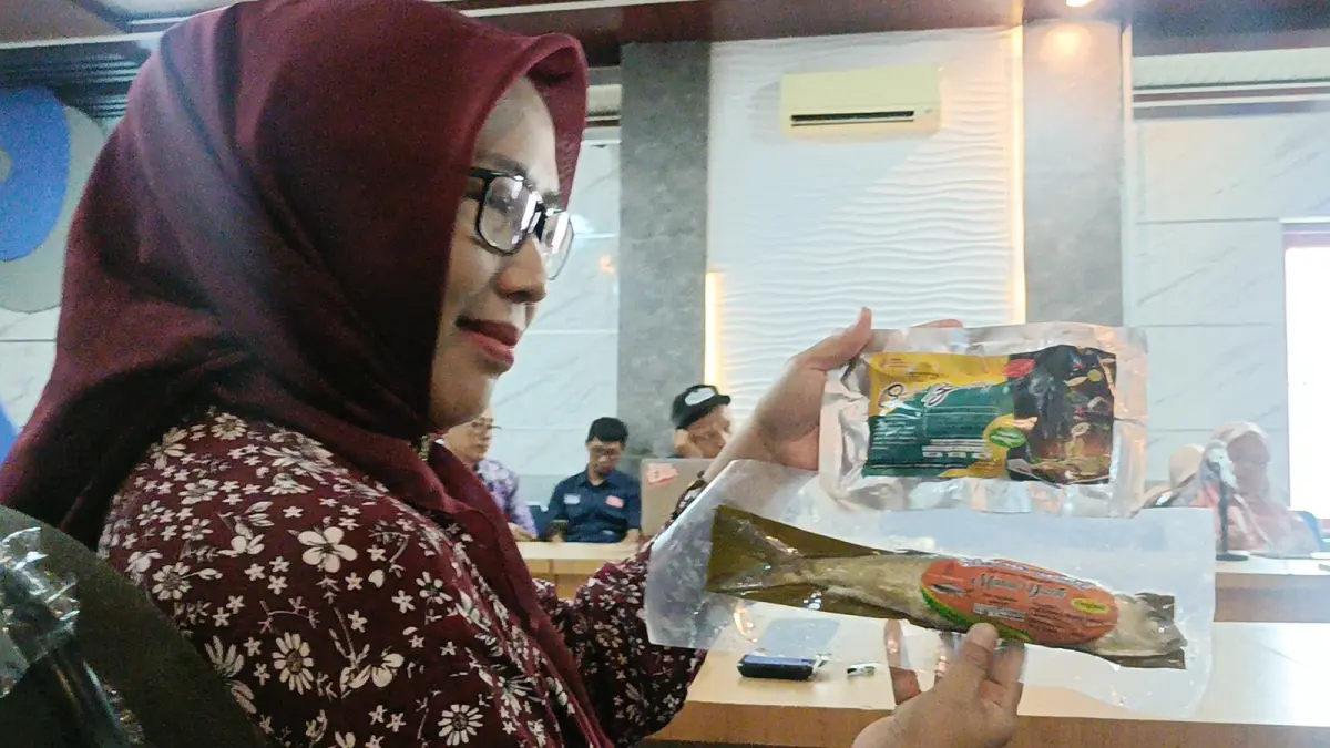 PENINGKATAN KUALITAS : Pelaku Ekraf saat memamerkan produknya di salah satu pameran produk. (DOK. DISPARPORA BATANG)