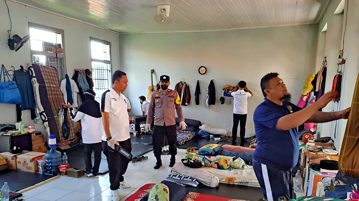 GELEDAH BLOK : Tim gabungan APA menggeledah salah satu blok hunian di Lapas Pekalongan, Senin 6 April 2026. (DOK. LAPAS PEKALONGAN)