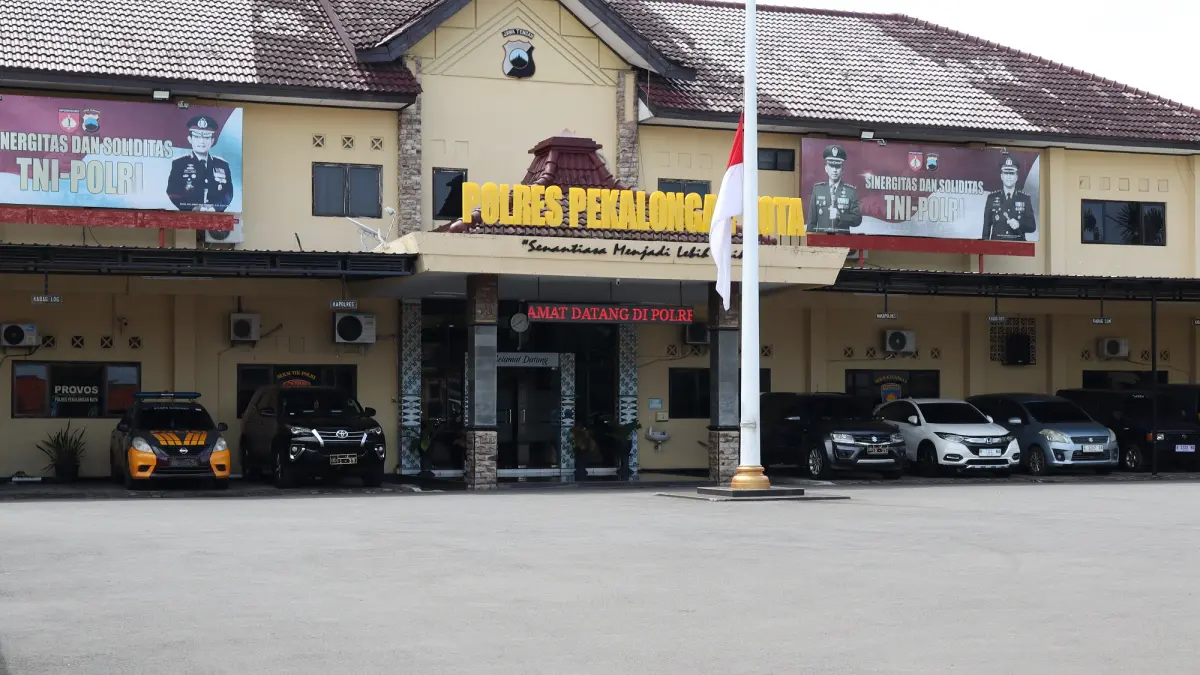 LENGANG DI LUAR RAMAI DI DALAM : Lantai dua Mapolres Pekalongan Kota dijadikan KPK sebagai tempat pemeriksaan sejumlah pejabat Pemkab Pekalongan, Selasa 7 April 2026. (LUTFI HANAFI/JAWA POS METRO PEKALONGAN)
