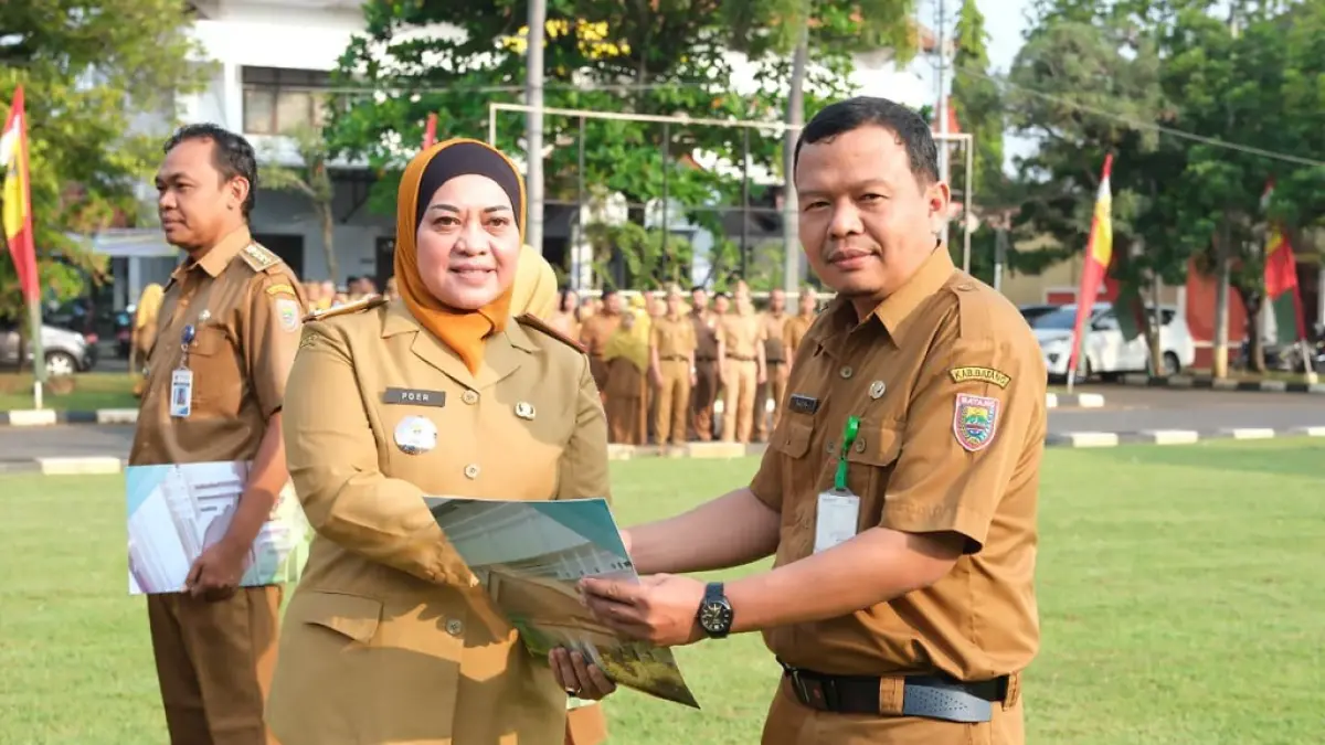 PENYERAHAN SK ASN : Pj Sekda Batang Sri Purwaningsih saat menyerahkan SK Kenaikan Pangkat kepada perwakilan ASN dalam pelaksanaan apel pagi di halaman Pendopo Kabupaten Batang. (DOK PEMKAB BATANG)