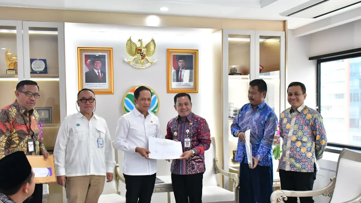 AUDIENSI : Plt. Bupati Pekalongan Sukirman bersama Wali Kota Pekalongan dan perwakilan Pemkab Batang-Pemalang saat menemui Menteri Lingkungan Hidup terkait proyek PSEL, Senin 6 April 2026. (DOK. PROKOMPIM KABUPATEN PEKALONGAN)