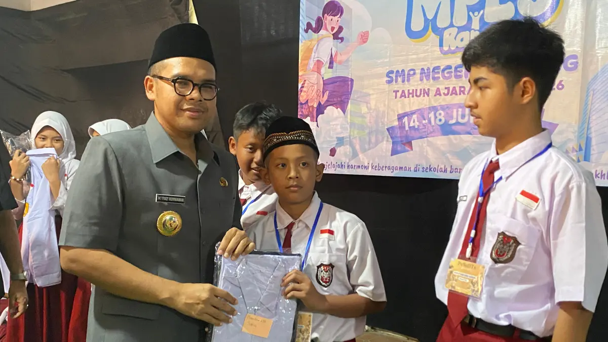 SERAGAM GRATIS  : Bupati Batang M Faiz Kurniawan saat menyerahkan seragam gratis untuk para siswa SMPN 1 Batang. (DOK. PEMKAB BATANG)