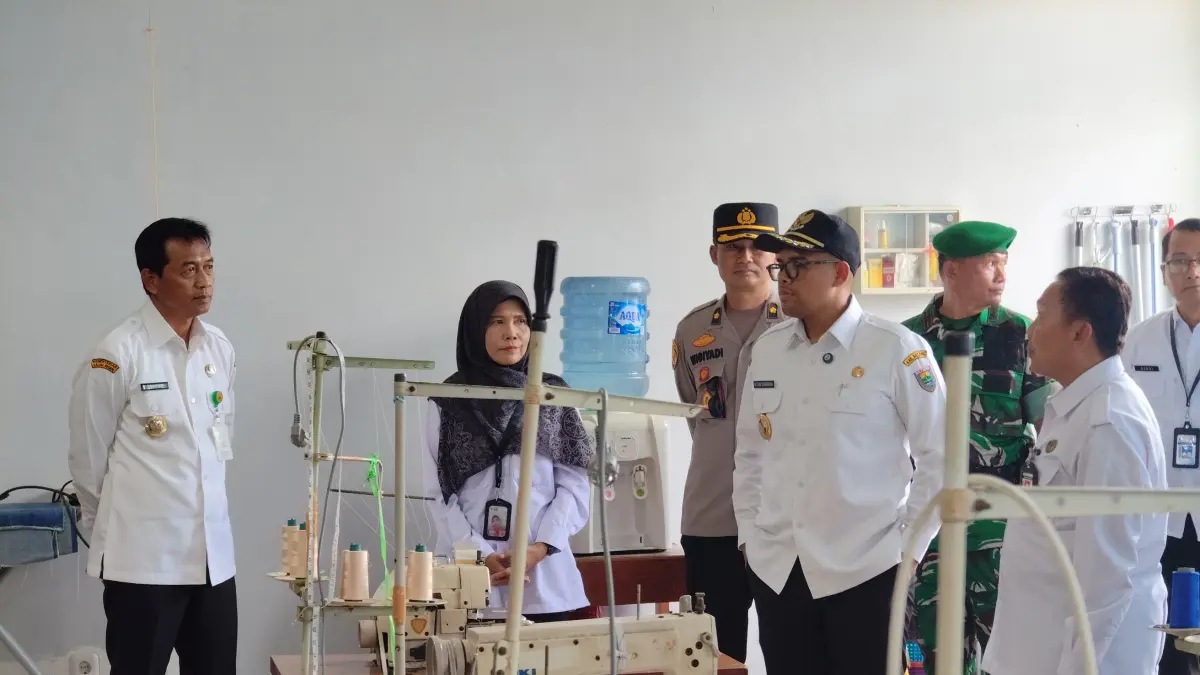 TINJAU BLK : Bupati Batang M Faiz Kurniawan bersama wakilnya Suyono meninjau Balai Latihan Kerja di Disnaker Batang. (RIYAN FADLI/JAWA POS METRO PEKALONGAN) 