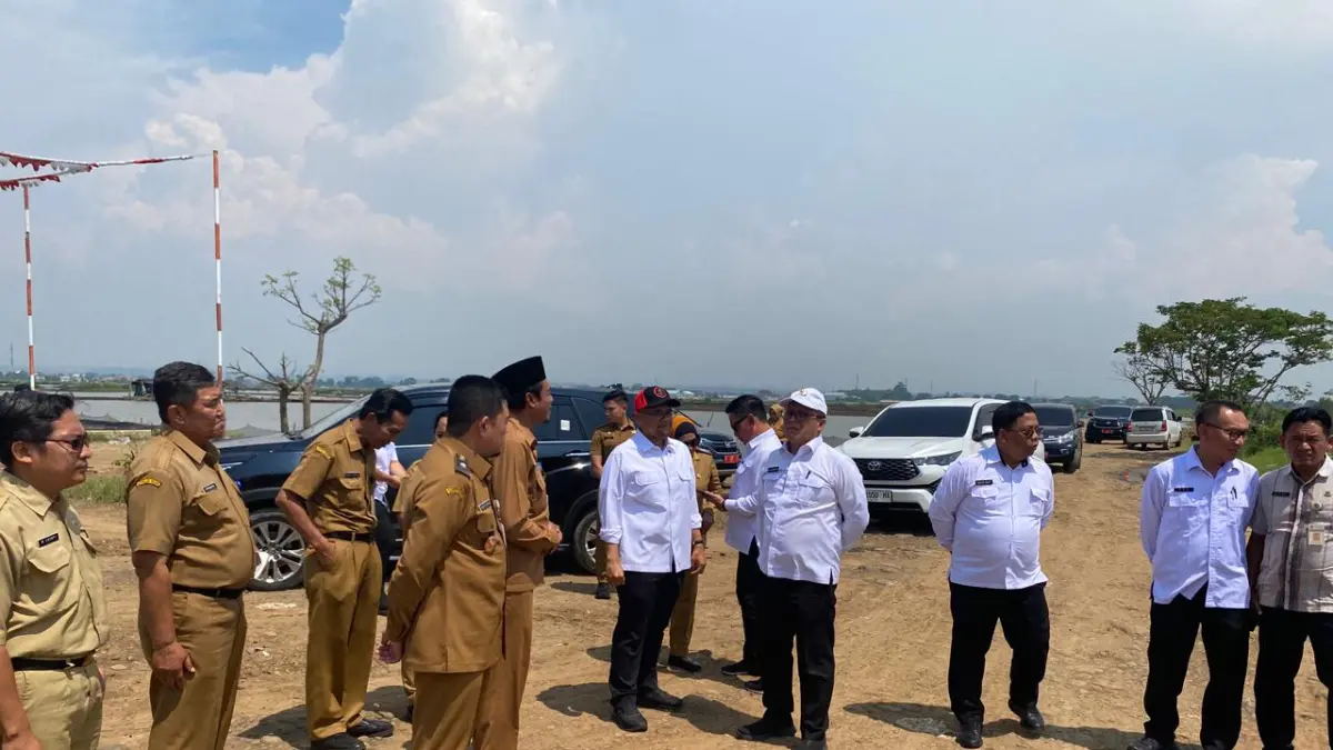 TINJAU LOKASI BANJIR : Bupati Batang M Faiz Kurniawan saat meninjau langsung penanganan banjir rob di Desa Denasri Wetan. (DOK. PEMKAB BATANG)