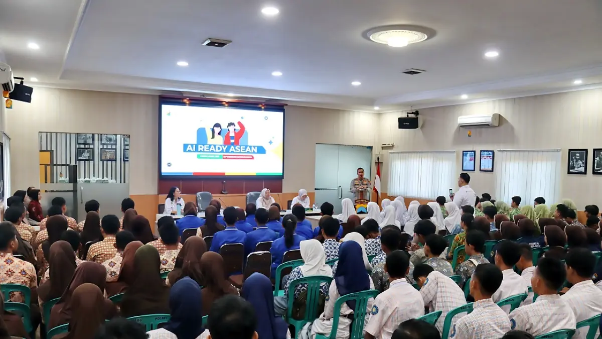 BERI MOTIVASI : Kapolres Pekalongan Kota, Riki Yariandi memberikan motivasi kepada pelajar saat pelatihan “AI READY ASEAN” di Aula Mapolres Pekalongan Kota, Kamis 9 April 2026. (DOK. POLRES PEKALONGAN KOTA)