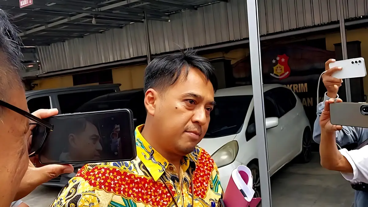 BERI PENJELASAN : Sekda Pekalongan memberikan keterangan usai diperiksa di Satreskrim Polres Pekalongan Kota, Kamis 9 April 2026. (LUTFI HANAFI/JAWA POS METRO PEKALONGAN)