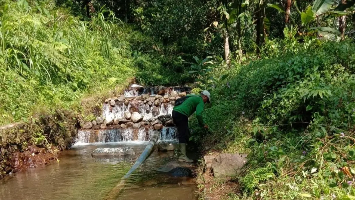 CEK RUTIN : Petugas teknis PDAM Tirta Kajen mengecek kondisi debit di sumber air. (DOK. PDAM TIRTA KAJEN)