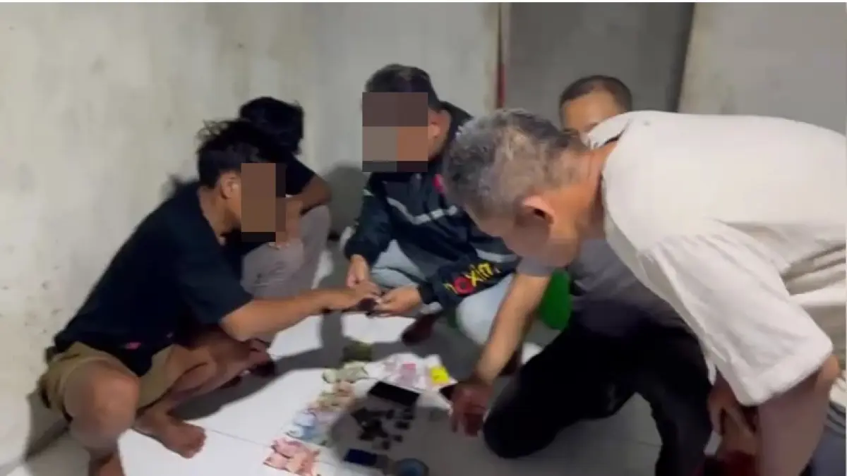 DICIDUK : Petugas kepolisian saat menciduk kedua tersangka si sebuah kamar kos Desa Kemplong, Kecamatan Wiradesa, Kabupaten Pekalongan, Rabu malam 8 April 2026. (DOK. POLRES PEKALONGAN)