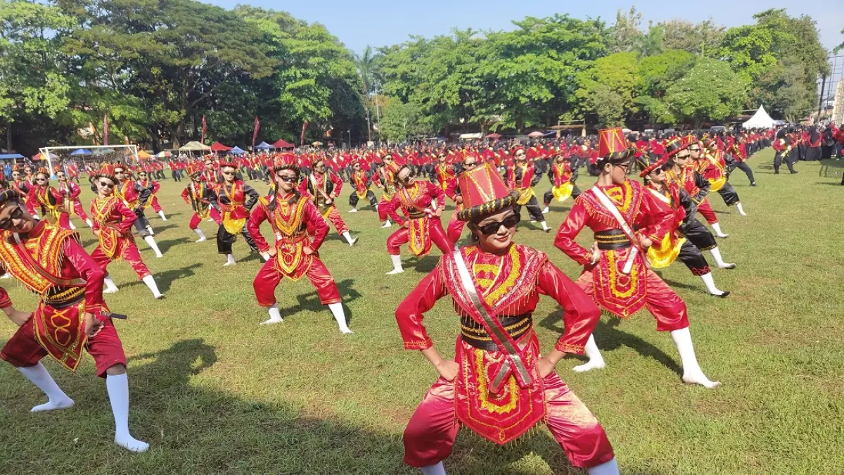 MENARI SERU : Anak-anak terlihat antusias saat menari Babalu untuk pemecahan rekor MURI. (RIYAN FADLI/JAWA POS METRO PEKALONGAN)