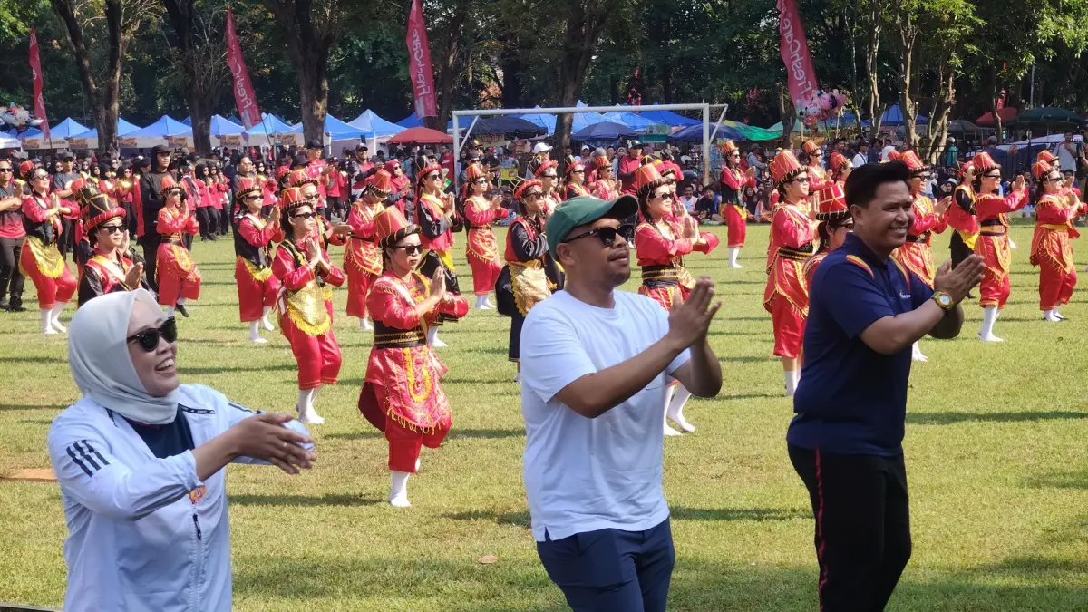 PECAHKAN REKOR MURI : Bupati Batang M Faiz Kurniawan bersama jajarannya saat menari bersama untuk pemecahan rekor MURI. (RIYAN FADLI/JAWA POS METRO PEKALONGAN)