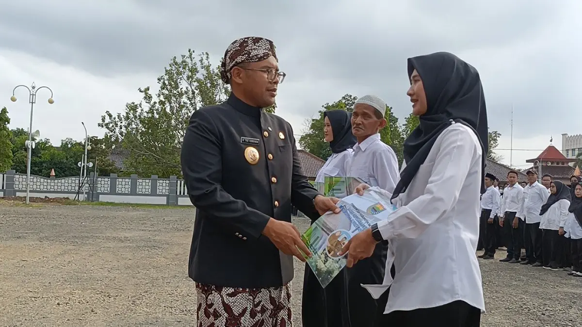PELANTIKAN : Bupati Batang M Faiz Kurniawan saat melantik PPPK Paruh Waktu beberapa waktu lalu. (DOK. PEMKAB BATANG)