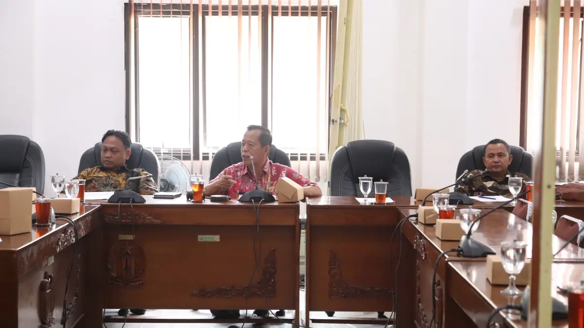 RAPAT KERJA : DPRD rapat bersama TAPD Kabupaten Pekalongan membahas penanggulangan kemiskinan, Rabu 8 April 2026. (DOK. DPRD KAB. PEKALONGAN)