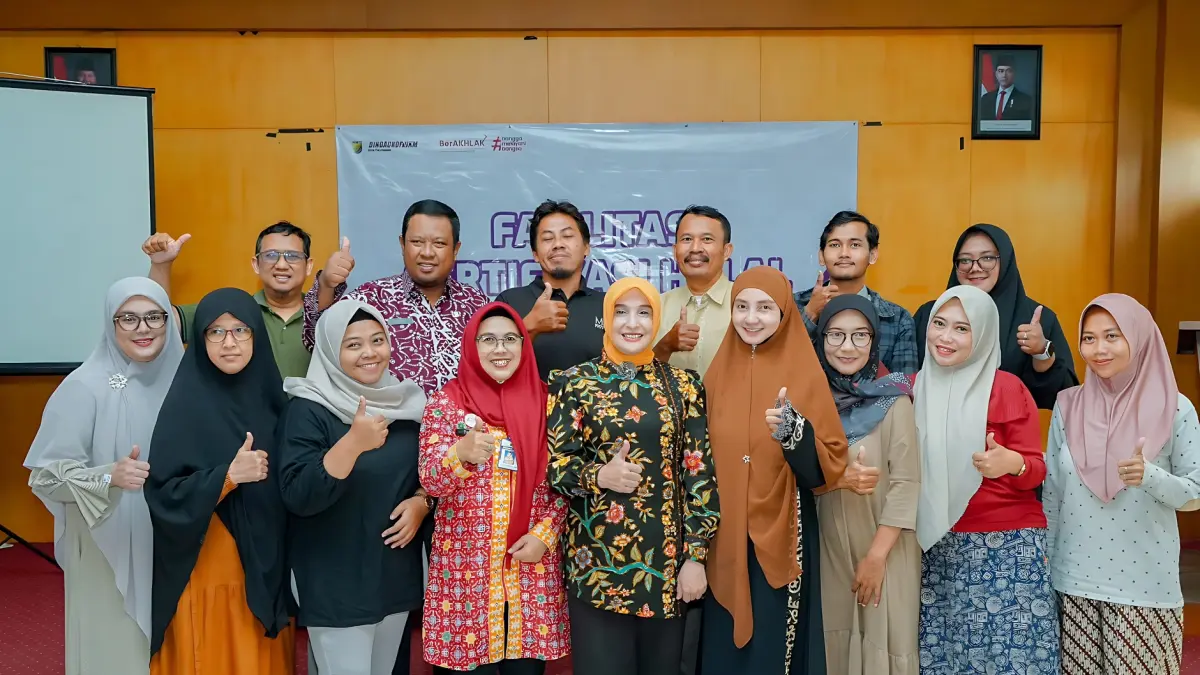 SERTIFIKASI HALAL : Wawalkot Balgis Diab berfoto bersama dengan peserta pelatihan sertifikasi halal yang digelar oleh Dindagkop UKM Kota Pekalongan, Kamis 9 April 2026. (DOK. PEMKOT PEKALONGAN)