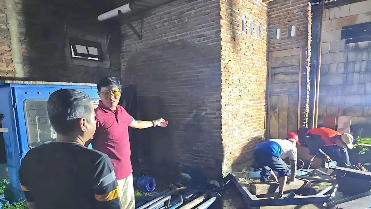CEK&nbsp;LAPANGAN : Direktur Perumda Tirtayasa Kota Pekalongan Muhammad Affan melakukan pengecekan aliran air PDAMK di rumah-rumah warga. (DOK. PDAM KOTA PEKALONGAN)