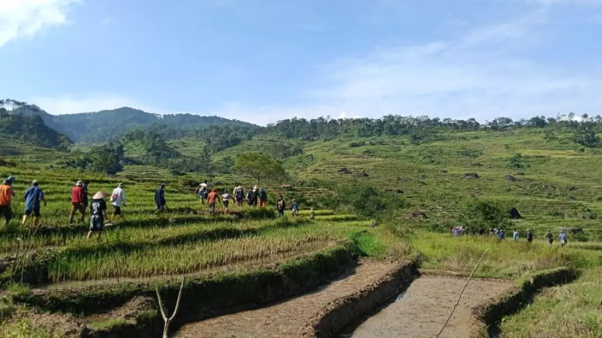PENCARIAN : Warga ketika berbondong mencari keberadaan Solihin yang hilang secara misterius. (DOK. PRIBADI)