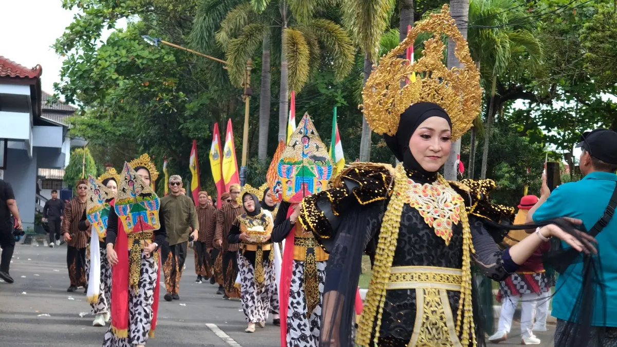 BERGAYA NGAYOGYOKARTO : Puncak perayaan HUT ke-60 Kabupaten Batang dimeriahkan dengan kirab budaya yang akan diikuti ribuan peserta di Kabupaten Batang pada Minggu 12 April 2026. (RIYAN FADLI/JAWA POS METRO PEKALONGAN)