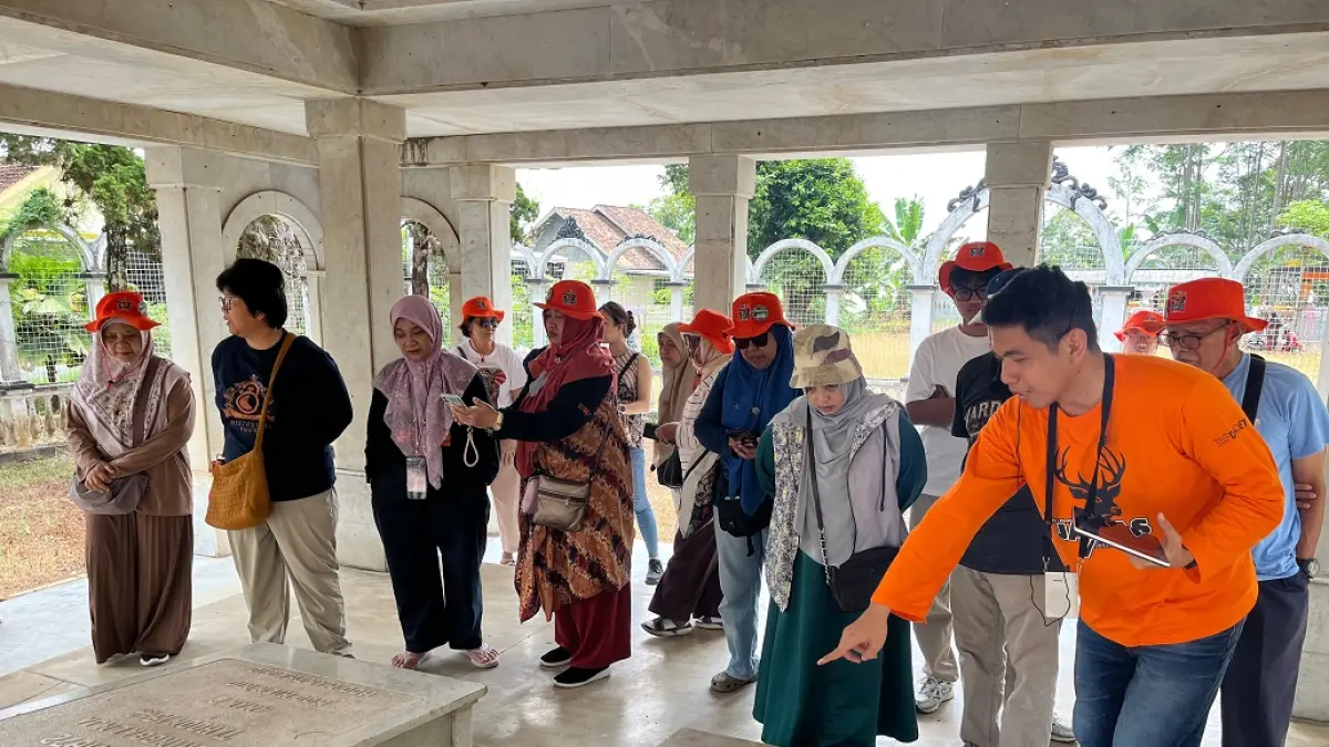 JEJAK SEJARAH : Rombongan Japas ketika di Mausoleum Hoo Tjien Siong, di Kecamatan Doro, Kabupaten Pekalongan, Minggu 12 April 2026. (NANANG RENDI AHMAD/JAWA POS METRO PEKALONGAN)