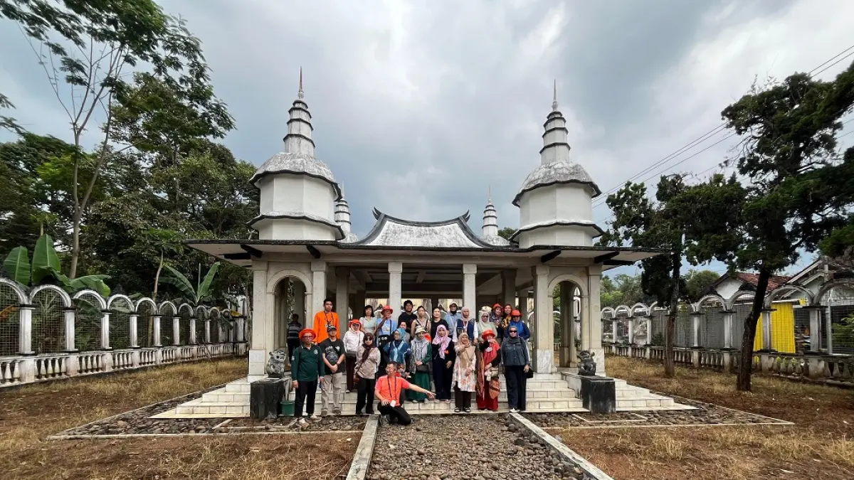 JEJAK SEJARAH : Rombongan Japas ketika di Mausoleum Hoo Tjien Siong, di Kecamatan Doro, Kabupaten Pekalongan, Minggu 12 April 2026. (NANANG RENDI AHMAD/JAWA POS METRO PEKALONGAN)