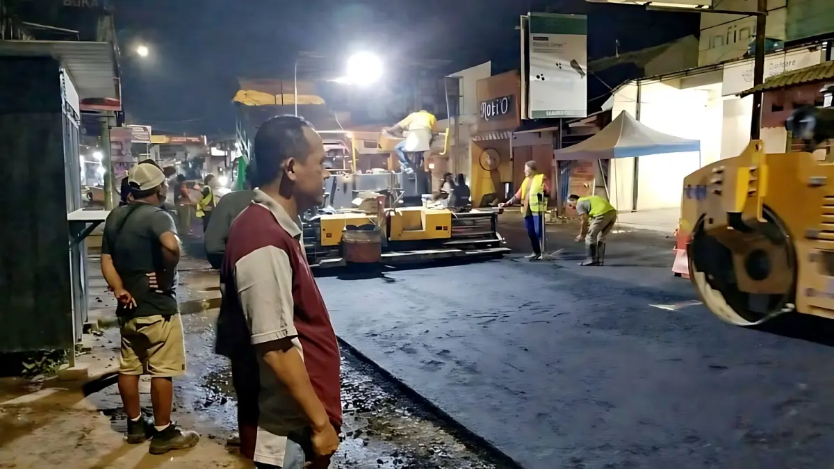 PERBAIKAN JALAN : Kepala DPUPR Kota Pekalongan Khaerudin meninjau perbaikan Jalan Gatot Subroto di Kelurahan Banyurip, Kota Pekalongan. (DOK. PEMKOT PEKALONGAN)