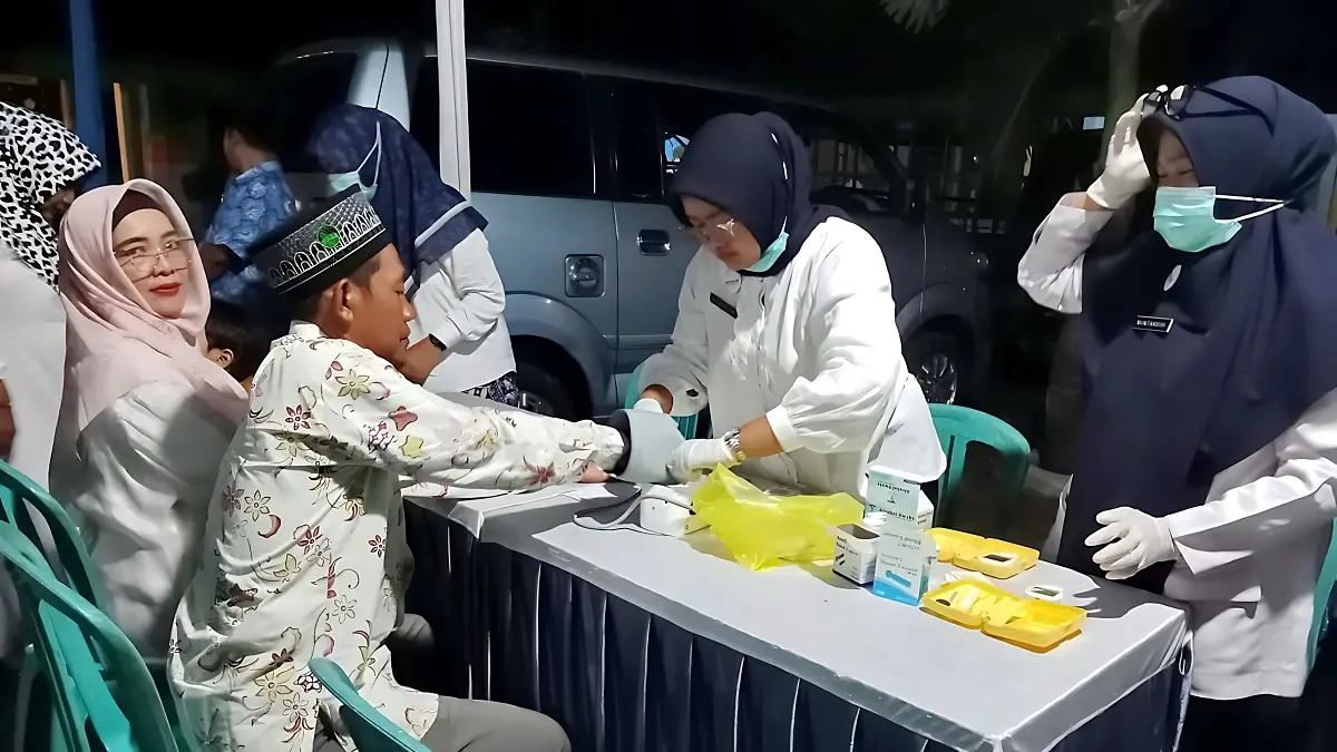 PERIKSA KESEHATAN GRATIS : Warga Sapuro Kebulen antusias mengikuti pemeriksaan kesehatan gratis di halaman TK Cempaka Jaya, Jumat malam 10 April 2026. (LUTFI HANAFI/JAWA POS METRO PEKALONGAN)