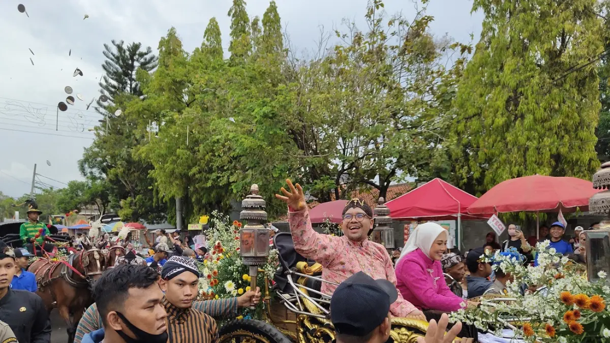SAKRAL TAPI MERIAH : Puncak perayaan HUT ke-60 Kabupaten Batang dimeriahkan dengan kirab budaya bersama Bupati Batang M Faiz Kurniawan dan Istri Faelasufa Faiz yang diikuti pejabat lainnya serta ribuan peserta di Kabupaten Batang pada Minggu 12 April 2026. (RIYAN FADLI/JAWA POS METRO PEKALONGAN)