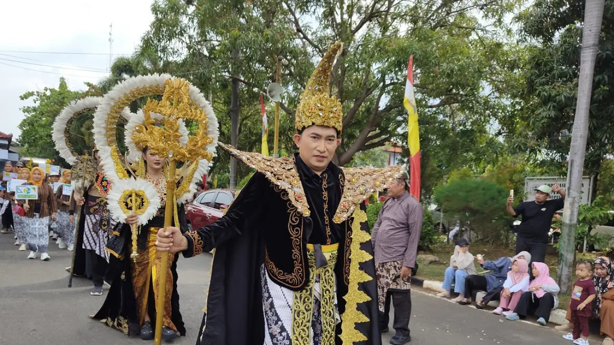 SAKRAL TAPI MERIAH : Puncak perayaan HUT ke-60 Kabupaten Batang dimeriahkan dengan kirab budaya yang diikuti ribuan peserta di Kabupaten Batang pada Minggu 12 April 2026. (RIYAN FADLI/JAWA POS METRO PEKALONGAN)