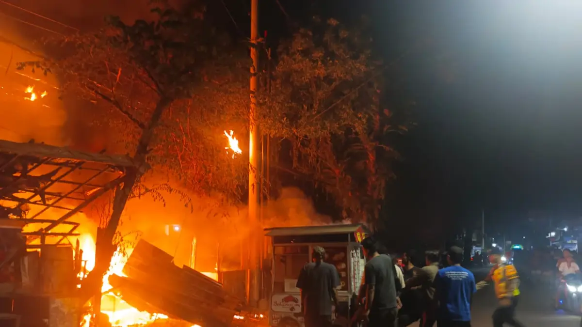 TERBAKAR : Suasana di lokasi kebakaran, sebelum kobaran api belum berhasil dipadamkan petugas Damkar Kabupaten Pekalongan, Sabtu 11 April 2026. (DOK. POLSEK SRAGI)