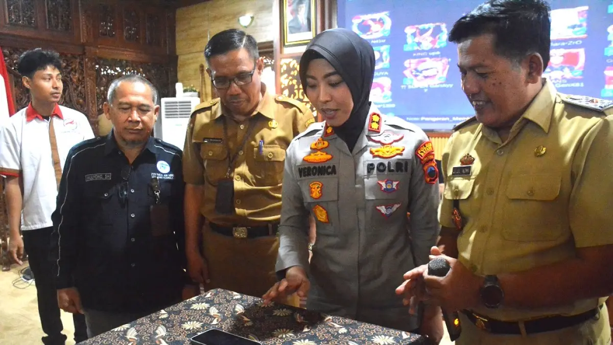 ADU STRATEGI : Kapolres Batang AKBP Veronica saat membuka Turnamen MLBB Piala Bupati Batang di Aula Bupati Batang. (DOK. PEMKAB BATANG)