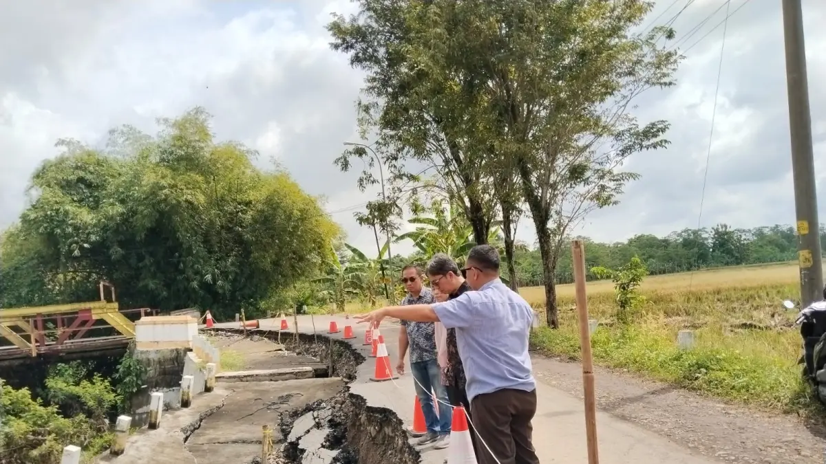 AMBLES : Wakil Ketua DPRD dan Dinas PU-Taru saat mengecek kondisi jalan ambles di ruas Pantianom-Kalijambe, perbatasan Kecamatan Bojong-Sragi. (DOK. DPRD KABUPATEN PEKALONGAN)
