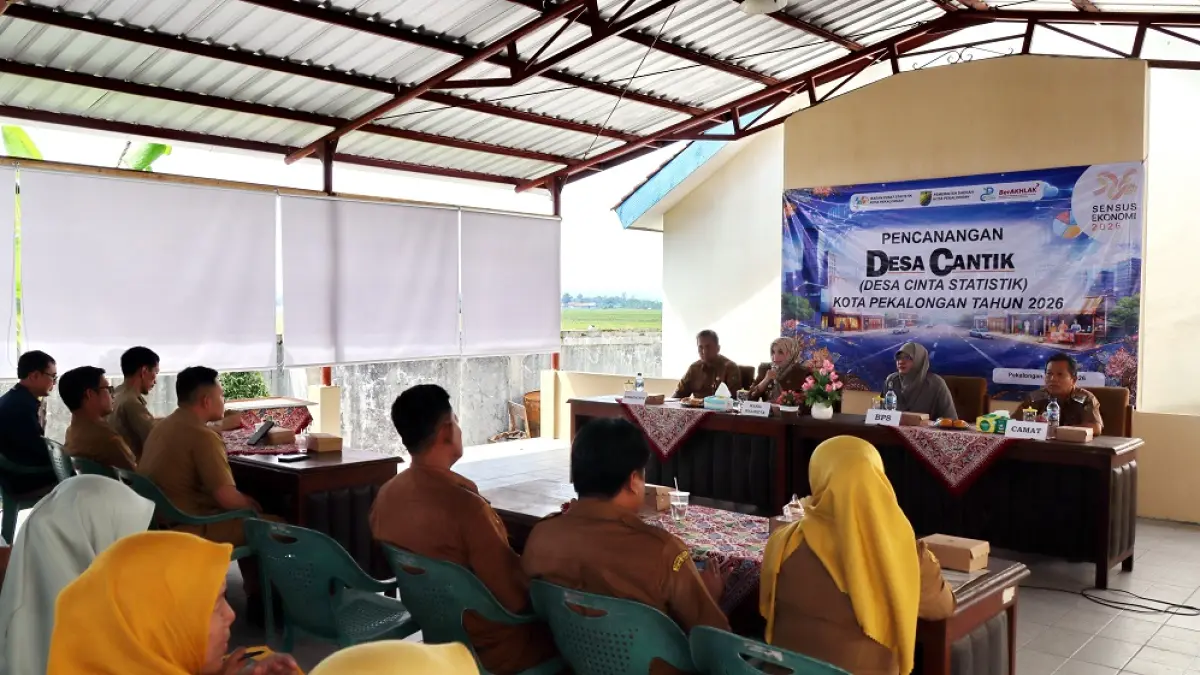 BERI MOTIVASI : Wakil Wali Kota Pekalongan Balgis Diab saat memberikan motivasi kepada para lurah yang terpilih untuk Program Desa Cantik, di Aula Kecamatan Pekalongan Selatan, Senin 13 April 2026. (LUTFI HANAFI/JAWA POS METRO PEKALONGAN)