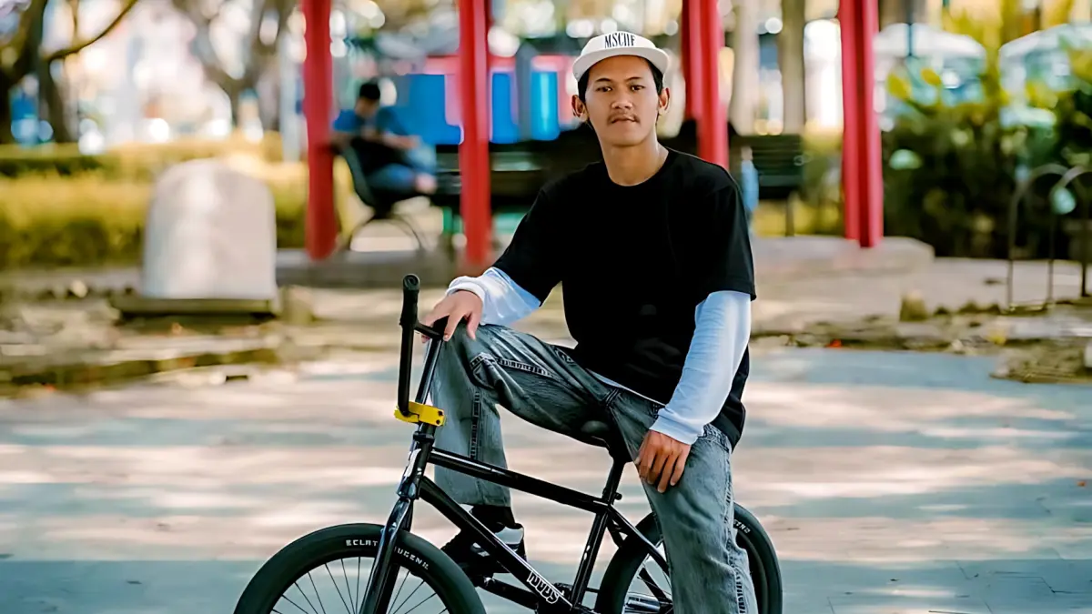 DI SELA AKSINYA : Wahyu Syahreza berpose dengan salah satu sepeda BMX andalannya di sela-sela Latihan. (DOK. PRIBADI)