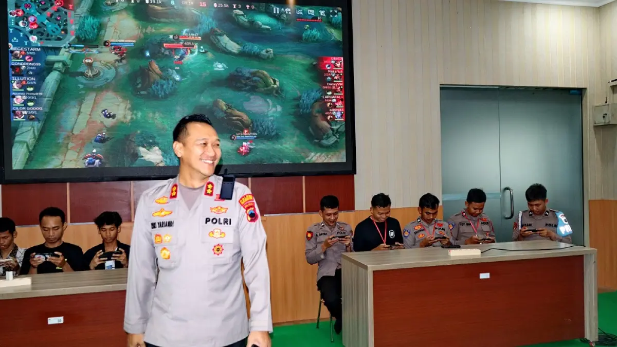 DUKUNG PENUH : Kapolres Pekalongan Kota, AKBP Riki Yariandi, saat memberikan semangat peserta turnamen ML, Rabu 15 April 2026. (LUTFI HANAFI/JAWA POS METRO PEKALONGAN)
