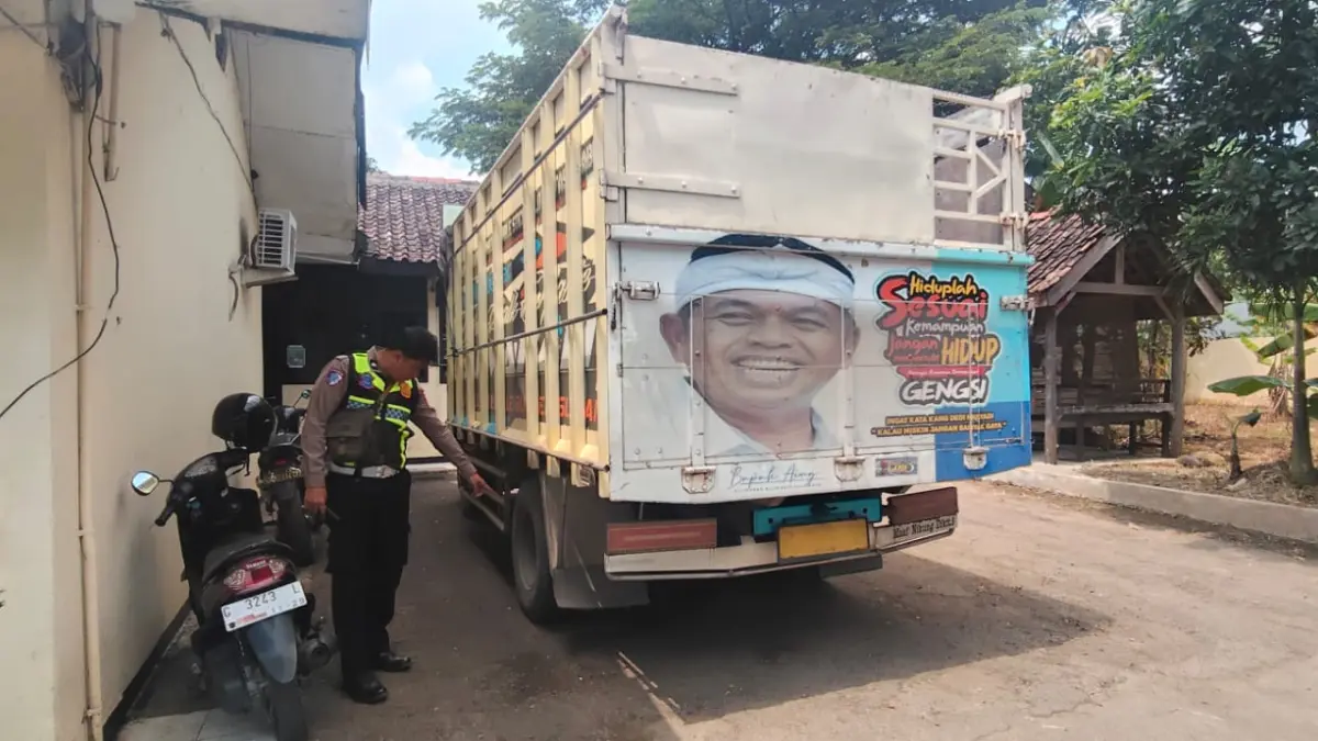 KECELAKAAN : Petugas saat menunjukkan truk yang terlibat kecelakaan lalulintas di jalur pantura Batang. (DOK. POLRES BATANG)