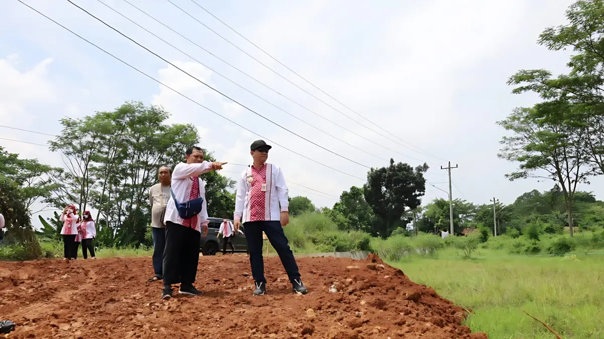 LAHAN PSEL : Wali Kota Pekalongan HA Afzan Arslan Djunaid bersama jajarannya sedang meninjau calon lokasi yang akan dijadikan PSEL di dekat Exit Tol Setono, Kota Pekalongan, (DOK. JAWA POS METRO PEKALONGAN)