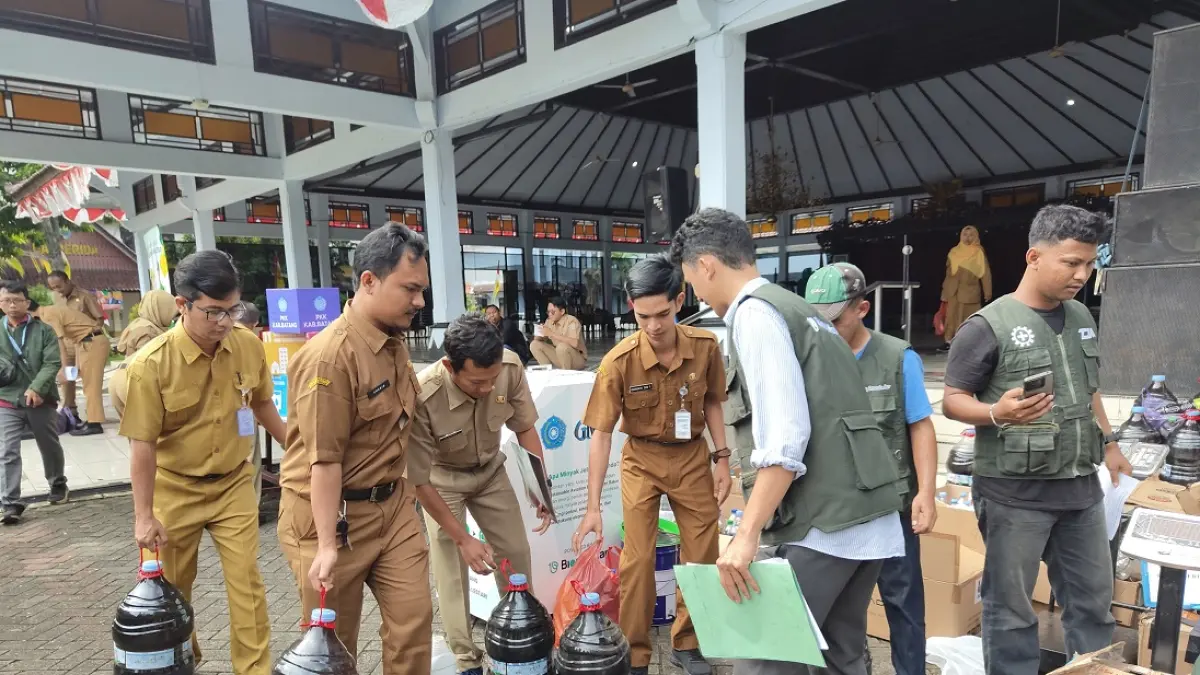 MINYAK JELANTAH : ASN Pemerintah Kabupaten Batang saat menimbang minyak jelantah di Pendopo Kabupaten Batang. (RIYAN FADLI/JAWA POS METRO PEKALONGAN)