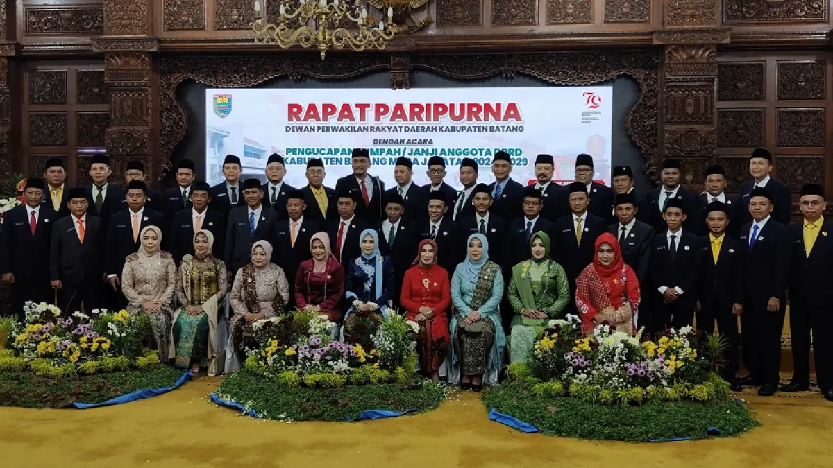 PELANTIKAN : Foto bersama usai pelantikan anggota DPRD Kabupaten Batang tahun 2024 lalu. (RIYAN FADLI/JAWA POS METRO PEKALONGAN)