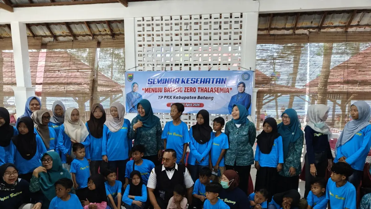 AJAK REFRESING : Ketua PKK Batang Faelasufa Faiz bersama anak-anak penderita talasemia di kawasan Wisata Payung Sewu, Kecamatan Kandeman, Rabu sore 15 April 2026. (RIYAN FADLI/JAWA POS METRO PEKALONGAN)