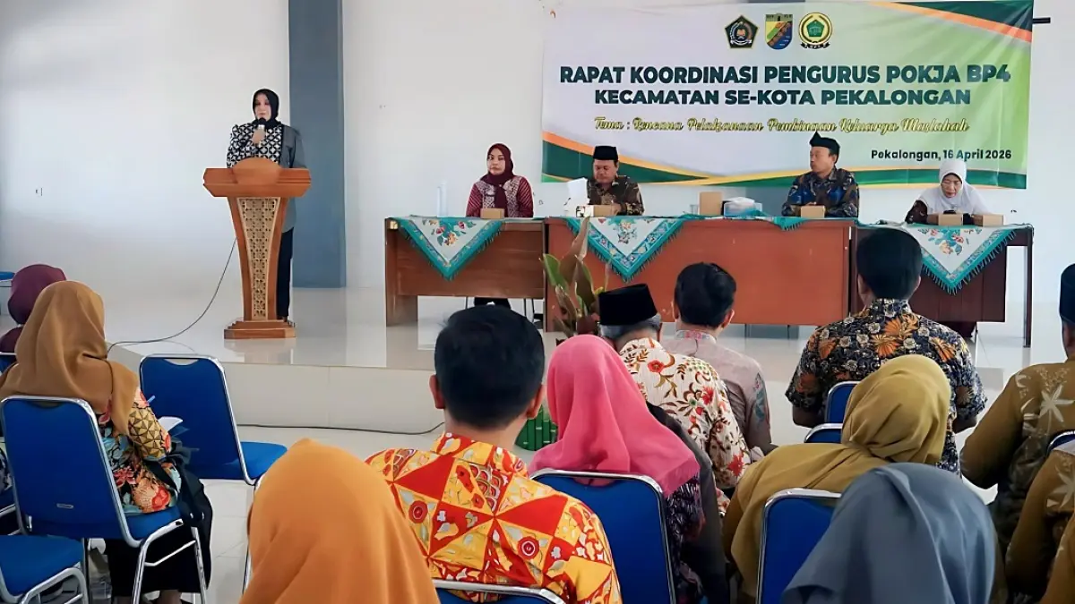 BERI MOTIVASI : Wawalkot Pekalongan Hj Balgis Diab memotivasi kepada anggota Pokja BP4 Kecamatan se-Kota Pekalongan saat rakor di Aula Kecamatan Pekalongan Timur, Kamis 16 April 2026. (DOK. PEMKOT PEKALONGAN)