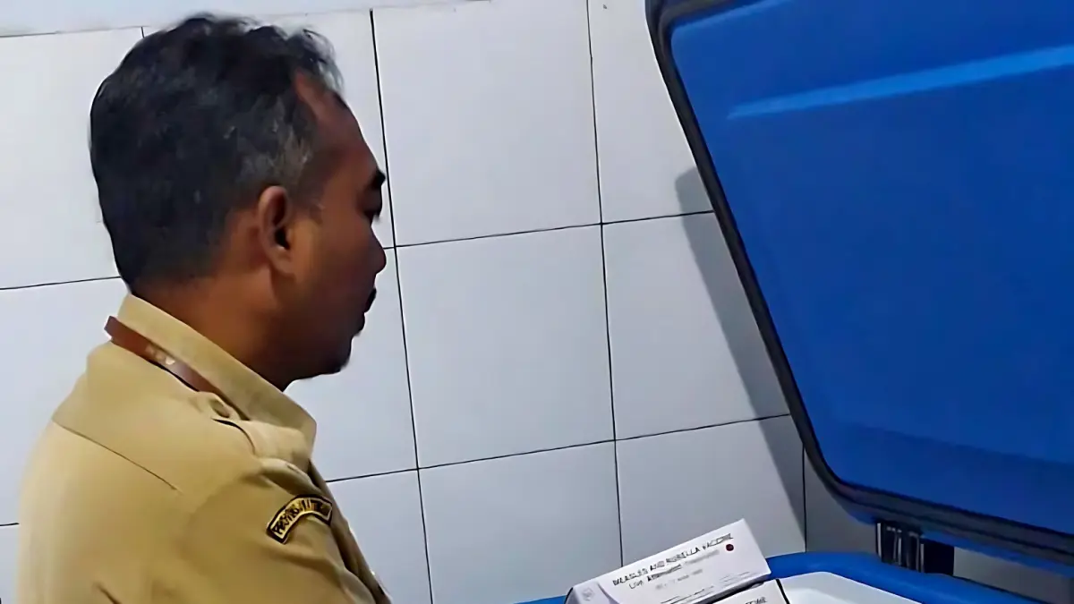 TUNJUKKAN VAKSIN : Petugas Dinkes Kota Pekalongan menunjukkan vaksin campak yang akan diberikan untuk nakes. (DOK. DINKES KOTA PEKALONGAN)