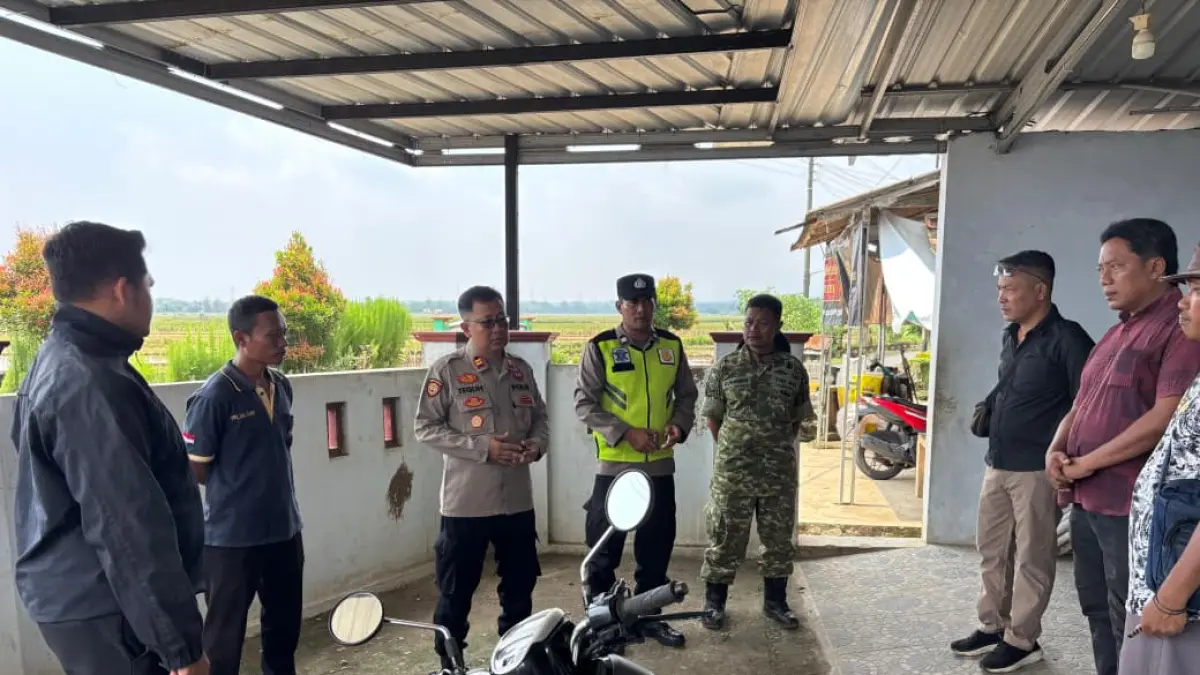 DIAMANKAN: Kapolsek Kajen Iptu Teguh Subiyantoro setelah berhasil mengamankan pria memgamuk membawa Arit di Desa Kutorejo, Jumat 17 April 2026. (DOK. POLRES PEKALONGAN)