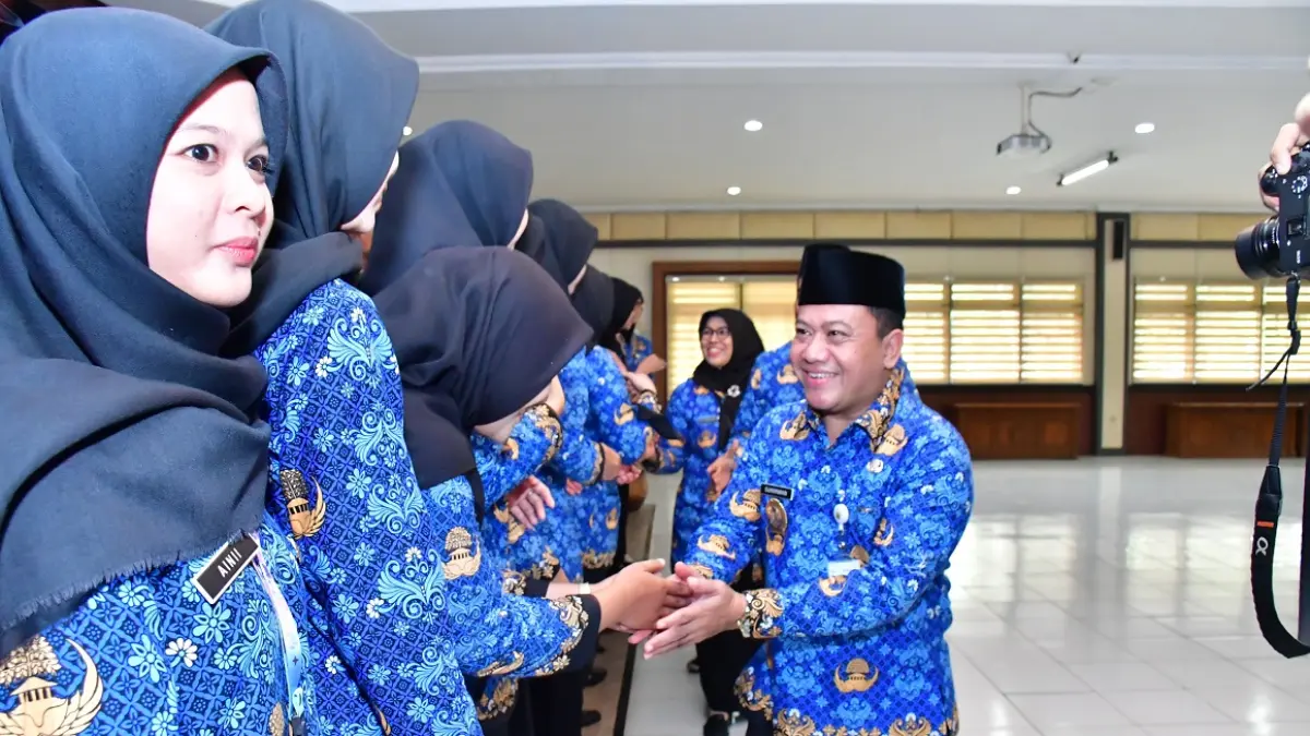 PNS BARU : Plt. Bupati Pekalongan Sukirman saat pengambilan sumpah/janji dan penyerahan surat keputusan (SK) 41 PNS baru. (DOK. PROKOMPIM KABUPATEN PEKALONGAN)