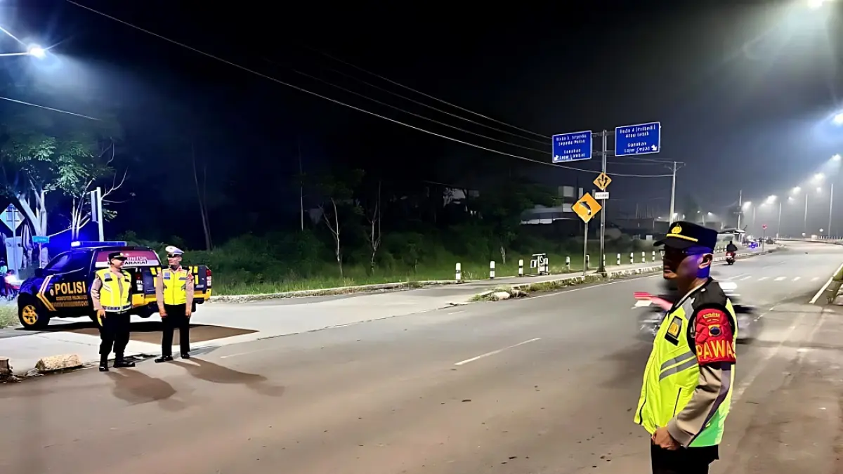 POLISI BERJAGA : Sejumlah polisi berjaga di jalur Exit Tol Setono untuk mencegah balap liar di lokasi tersebut, pada Sabtu malam 18 April 2026. (DOK. POLRES PEKALONGAN KOTA)